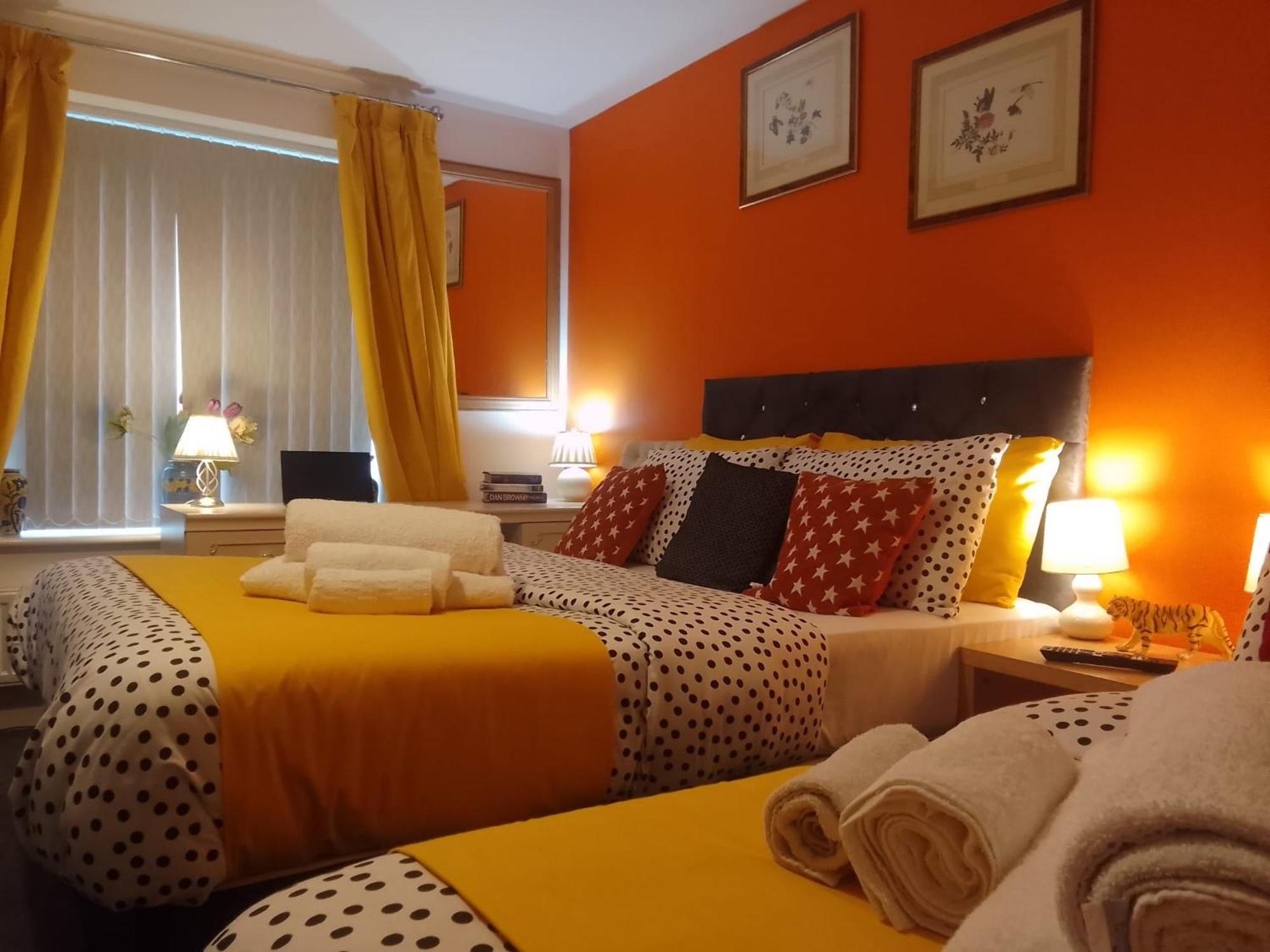 Ideal Home & Cottage Inviting 4 Bedroom Apartments Walsall Esterno foto