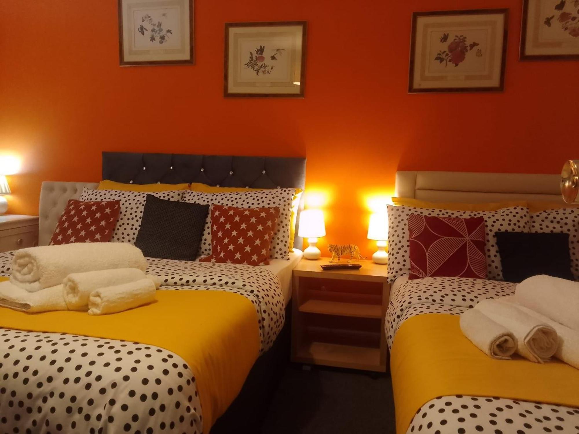 Ideal Home & Cottage Inviting 4 Bedroom Apartments Walsall Esterno foto